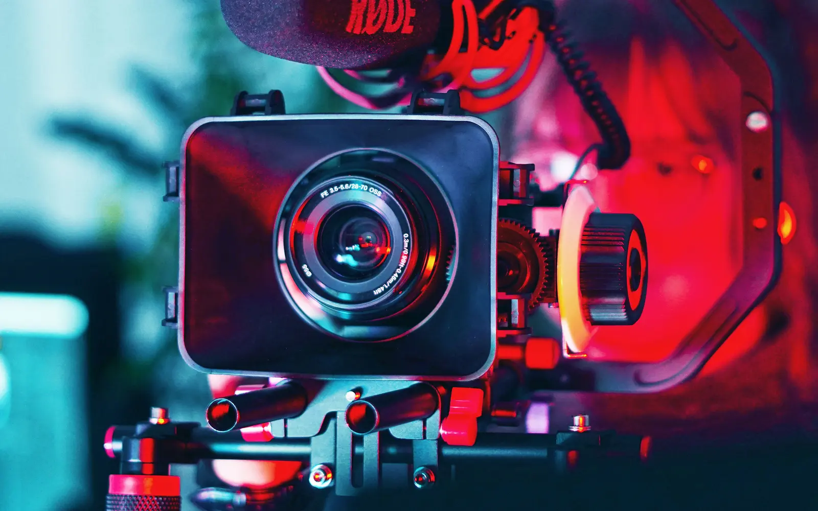 Filmkamera im roten Licht des Studios