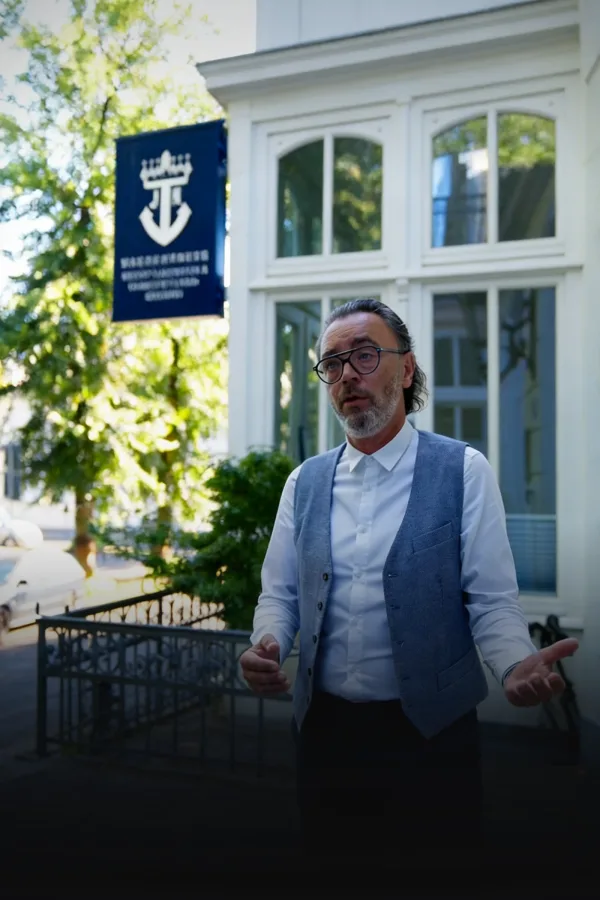 Filmplakat: Warnemünde Bestattungshaus: 700 % Umsatzsteigerung im Geschäftsfeld Seebestattung — Kundenstimmen für Warnemünde Bestattungshaus