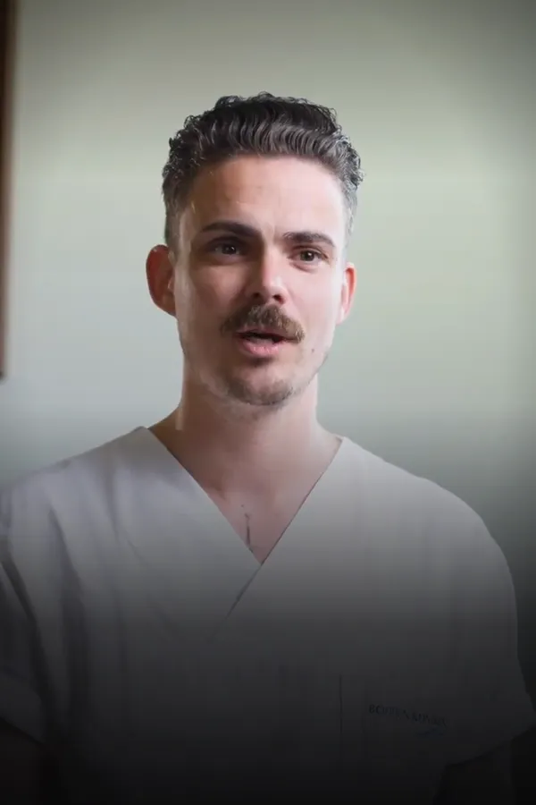 Filmplakat: Bodden-Kliniken: Praxisanleiter Tom Fischer über die Ausbildung in der Notaufnahme — Mitarbeiterstimmen für Bodden-Kliniken