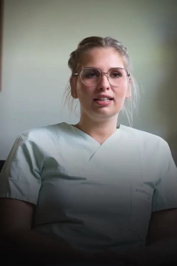Filmplakat: Bodden-Kliniken: Auszubildende Gina über Theorie, Praxis und das Team — Mitarbeiterstimmen für Bodden-Kliniken