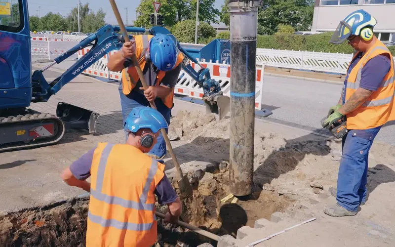 Imagefilm: Mitarbeiter eines Bauunternehmens bei der Arbeit auf der Baustelle