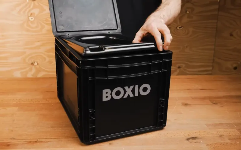 Produktvideo: ein Produkt wird in der Hand gezeigt