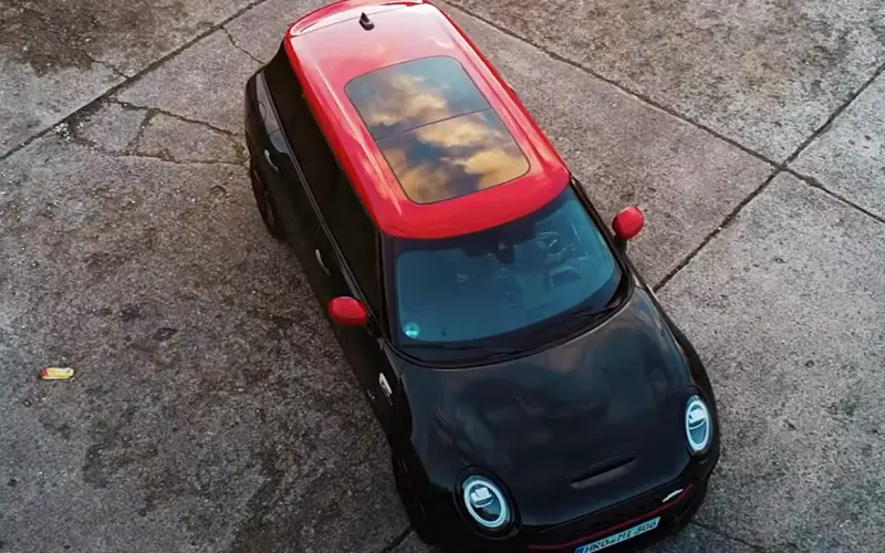 Werbespot: ein Auto in Szene gesetzt, von oben gefilmt